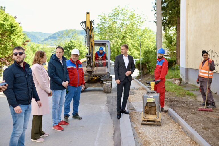 Безбједније кретање пјешака: Улица Васе Глушца добила тротоар